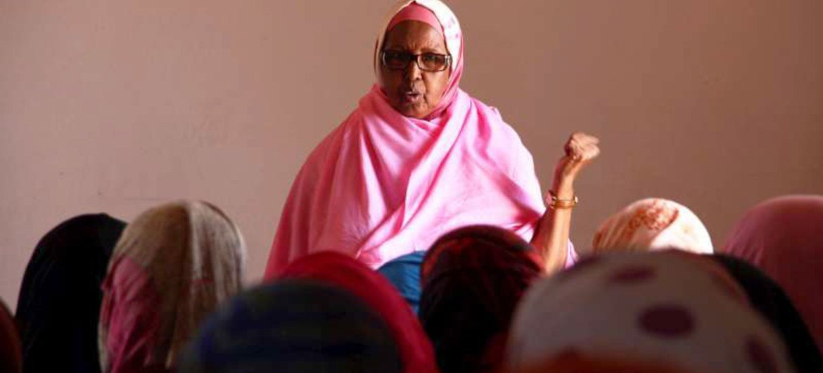 Nansen Refugee Award winner Mama Hawa addresses a group of internally displaced women in the Halabokhad settlement, Galkayo.