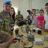 Le Chef de la Force intérimaire des Nations Unies au Liban (FINUL), le Général Paolo Serra, parle avec des étudiants prenant part à une formation au Siège de la FINUL.