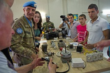 Le Chef de la Force intérimaire des Nations Unies au Liban (FINUL), le Général Paolo Serra, parle avec des étudiants prenant part à une formation au Siège de la FINUL.