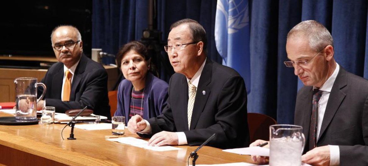 Le Secrétaire général Ban Ki-moon (2è à droite) présente l’édition 2012 du rapport du Groupe de réflexion sur le retard pris dans la réalisation des OMD. Photo ONU/Paulo Filgueiras