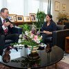 Le Secrétaire général Ban Ki-moon donne une interview à la Division de l’information et des médias, à la veille de la 67ème session de l’Assemblée générale. Au centre, Elizabeth Philip, du Centre d’actualités, à droite Monica Grayle, de la Radio de l’ONU.
