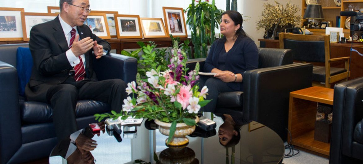 Le Secrétaire général Ban Ki-moon donne une interview à la Division de l’information et des médias, à la veille de la 67ème session de l’Assemblée générale. Au centre, Elizabeth Philip, du Centre d’actualités, à droite Monica Grayle, de la Radio de l’ONU.
