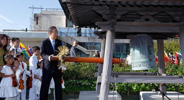 Secretary-General Ban Ki-moon rings the Peace Bell at the annual ceremony marking the International Day of Peace. 