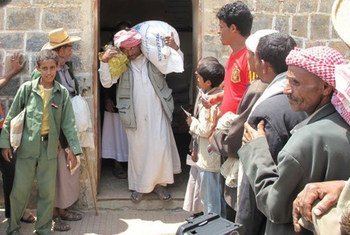 من الأرشيف. توزيع المساعدات الغذائية في اليمن
