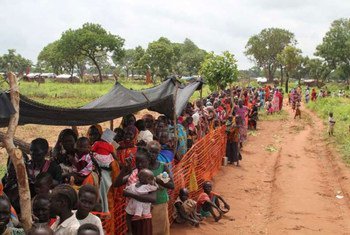 Des femmes et enfants soudanais attendent de recevoir des traitements pour malnutrition dans le camp de réfugiés de Yida, au Soudan du Sud.