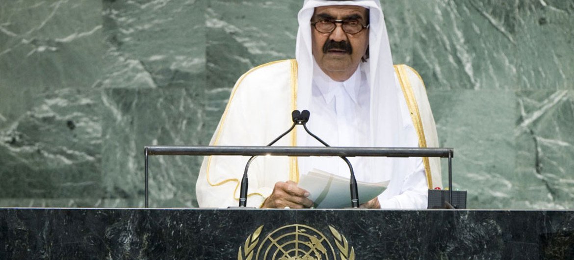 Le chef de l'État du Qatar, l'Émir Sheikh Hamad bin Khalifa Al-Thani, s'adresse à l'Assemblée générale. Photo ONU/Marco Castro