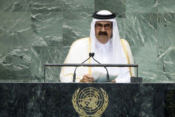 Le chef de l'État du Qatar, l'Émir Sheikh Hamad bin Khalifa Al-Thani, s'adresse à l'Assemblée générale. Photo ONU/Marco Castro