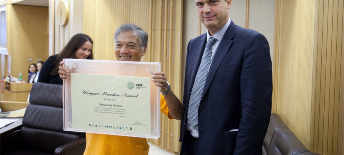 Narayan Kaji Shrestha is presented with the first Wangari Maathai Award winner by Eduardo Rojas-Briales, FAO Assistant Director-General for Forestry.