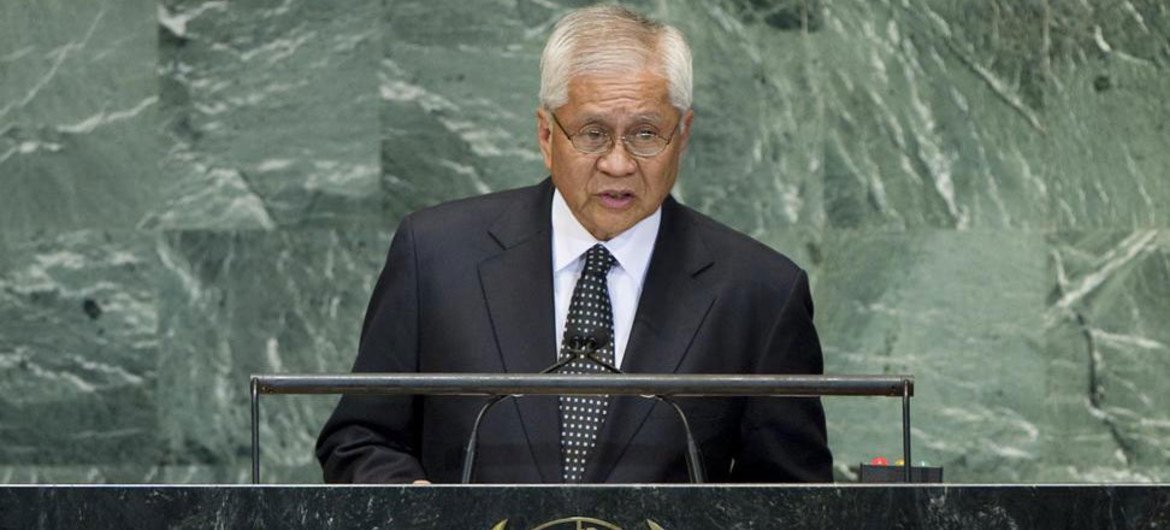 Secretary for Foreign Affairs of the Philippines Albert F. del Rosario addresses the General Assembly.