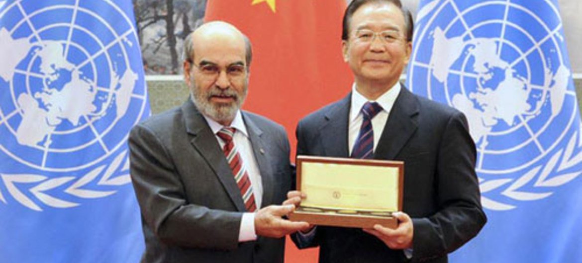 Le Directeur général de la FAO, José Graziano da Silva, remet la plus haute distinction de l'Organisation, la Médaille Agricola, au Premier ministre chinois, Wen Jiabao.