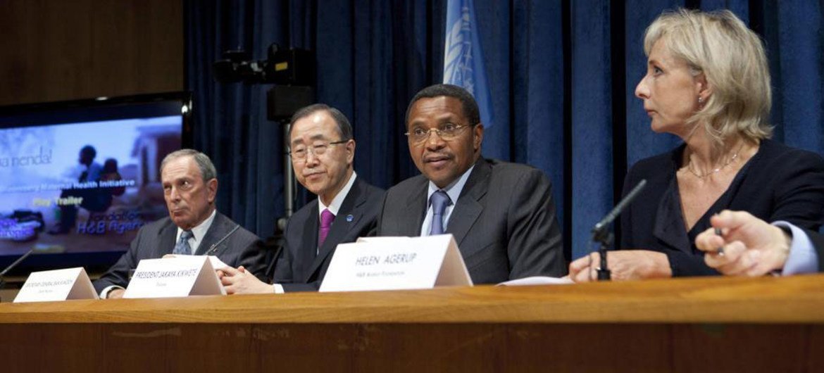 From left: New York City Mayor Michael Bloomberg, Secretary-General Ban Ki-moon, President Jakaya Kikwete of Tanzania and Helen Agerup unveil results of maternal health programme in Tanzania.