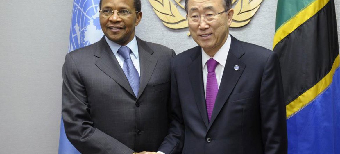 Secretary-General Ban Ki-moon (right) meets with President Jakaya Kikwete of Tanzania.