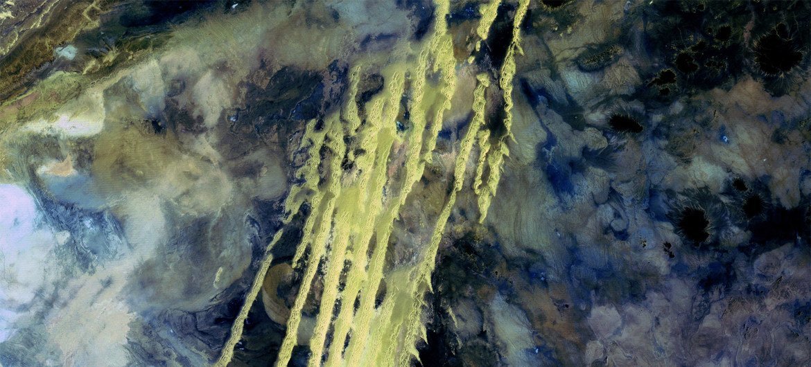 Une image satellite de la NASA montre un vaste cône alluvial entre les chaînes de montagnes Kunlun et Altun, au sud du désert du Taklamakan en Chine. Photo : USGS / NASA