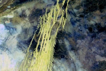 美国国家航空航天局的卫星图像显示，一个巨大的冲积扇在昆仑山和阿尔金山脉之间展开，形成了中国塔克拉玛干沙漠的南部边界。