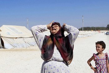 Une femme âgée syrienne se lamente en parlant de son pays et de sa nouvelle vie de réfugiée dans le camp d'Akcakale, dans le Sud de la Turquie.