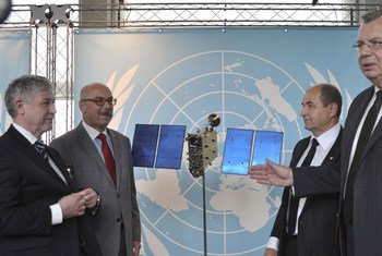 Le Directeur général du Bureau des Nations Unies à Vienne, Yuri Fedotov (à droite), dévoile le modèle de satellite de navigation offert par la Fédération de Russie.