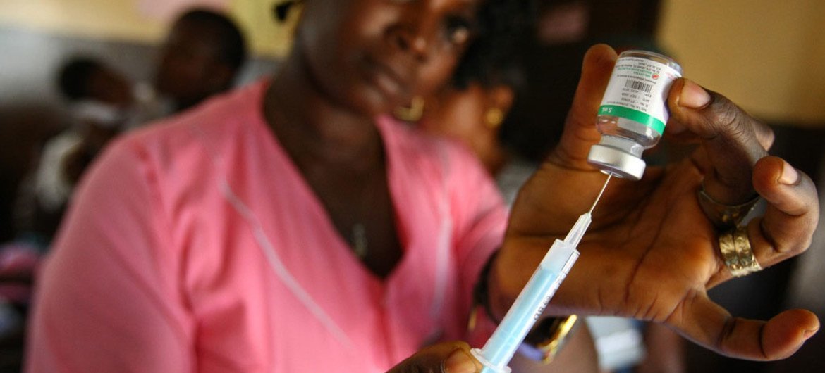 La inmunización protege a las mujeres de las infecciones crónicas del VPH 16 y 18, los dos tipos del virus que causan el cáncer cervical. Foto: GAVI/Olivier Asselin