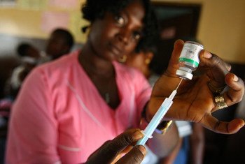 La inmunización protege a las mujeres de las infecciones crónicas del VPH 16 y 18, los dos tipos del virus que causan el cáncer cervical. Foto: GAVI/Olivier Asselin