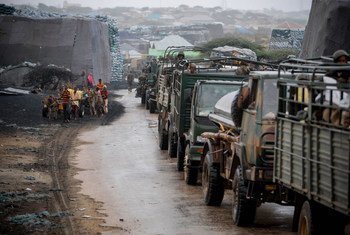 Des troupes kényanes servant avec l'AMISOM se déplacent dans la ville de Kismaayo après la défaite des milices Al-Chabab.