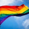 在旧金山飘扬的一面彩虹旗。彩虹旗通常被视为同性恋骄傲的象征。