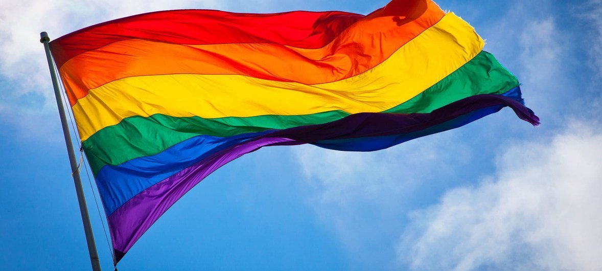在旧金山飘扬的一面彩虹旗。彩虹旗通常被视为同性恋骄傲的象征。