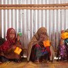 Un grupo de niñas refugiadas somalíes comen en el campamento de Buramino, en Etiopía. 
