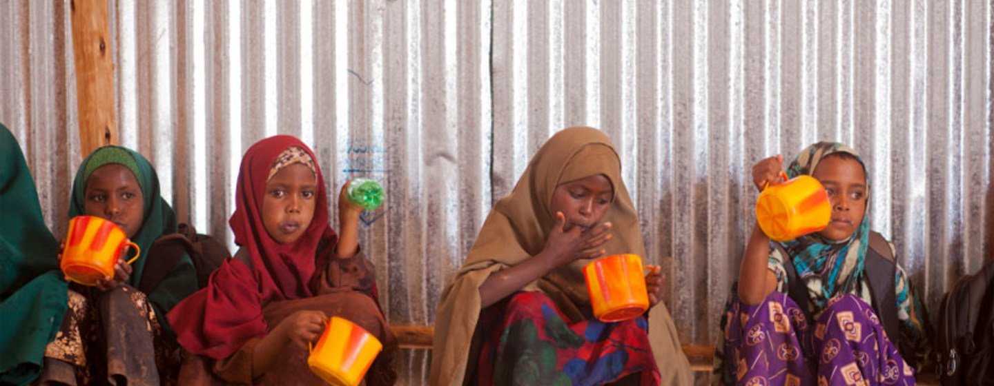 Un grupo de niñas refugiadas somalíes comen en el campamento de Buramino, en Etiopía. 