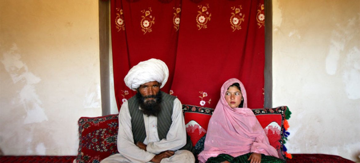 Les futurs époux Faiz Mohamed, 40 ans, et Ghulam Haider, 11 ans, à leur domicile dans un village d'Afghanistan.