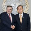 Le Secrétaire général, Ban Ki-moon, et le Facilitateur de la Conférence 2012 sur la création d’une zone exempte d’armes nucléaires et de toutes autres armes de destruction massive au Moyen-Orient, Jaako Laajava.