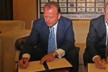 International Judo Federation (IJF) President Marius L. Vizer (left) and UN Special Adviser on Sport for Development and Peace Wilfried Lemke sign partnership in Abu Dhabi.