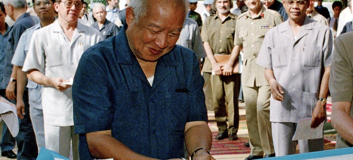 Le Roi Norodom Sihanouk, sur cette photo en 1992 lorsqu'il était prince, inaugure le siège de l'Autorité provisoire des Nations Unies au Cambodge à Siem Reap.