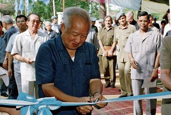 Le Roi Norodom Sihanouk, sur cette photo en 1992 lorsqu'il était prince, inaugure le siège de l'Autorité provisoire des Nations Unies au Cambodge à Siem Reap.