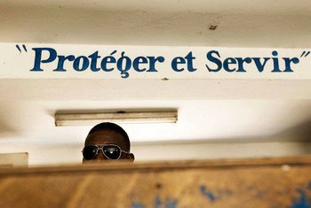 "Protéger et servir",  devise de la police haïtienne.