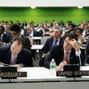Des délégués lors d'une réunion de la Cinquième Commission (administrative et budgétaire), au cours de laquelle leur est présenté le budget-programme de l'ONU pour la période 2012-2013 (27 octobre 2011).