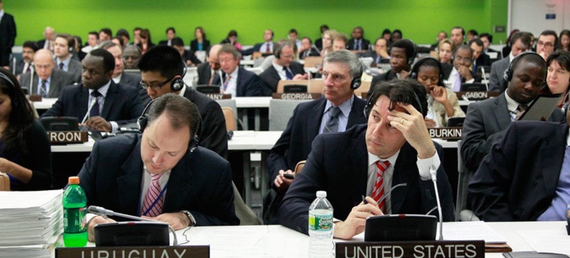 Des délégués lors d'une réunion de la Cinquième Commission (administrative et budgétaire), au cours de laquelle leur est présenté le budget-programme de l'ONU pour la période 2012-2013 (27 octobre 2011).