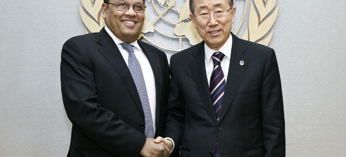 Secretary-General Ban Ki-moon (right) meets with Mahinda Samarasinghe, Minister of Plantation Industries of Sri Lanka.