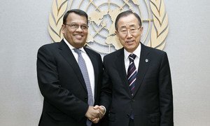 Secretary-General Ban Ki-moon (right) meets with Mahinda Samarasinghe, Minister of Plantation Industries of Sri Lanka.