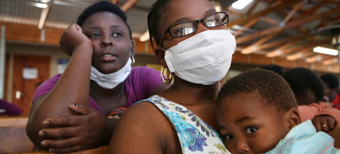 Máscaras para evitar el contagio de la tuberculosis. Foto de archivo: IRIN/David Gough