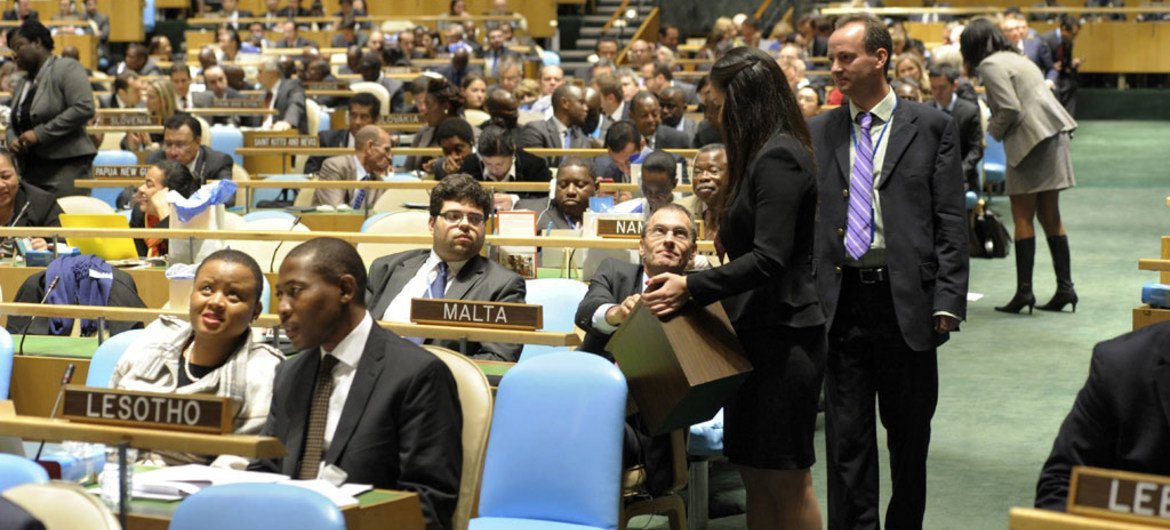 Un délégué dépose son bulletin de vote lors de l'élection de cinq nouveaux membres non-permanents du Conseil de sécurité par l'Assemblée générale.