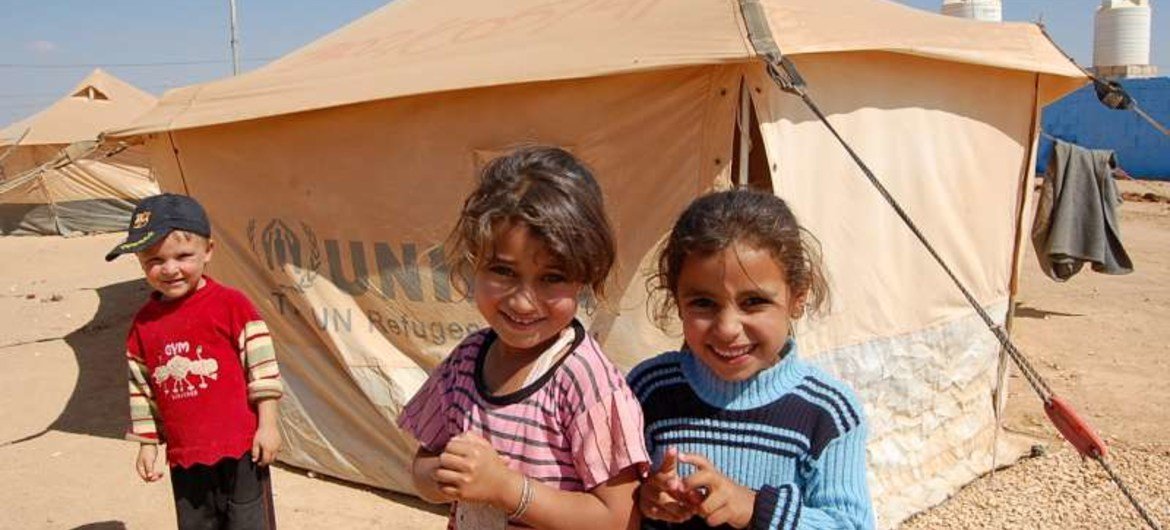 Des enfants syriens devant une tente du HCR, dans le camp de réfugiés de Za'atri, situé en Jordanie.