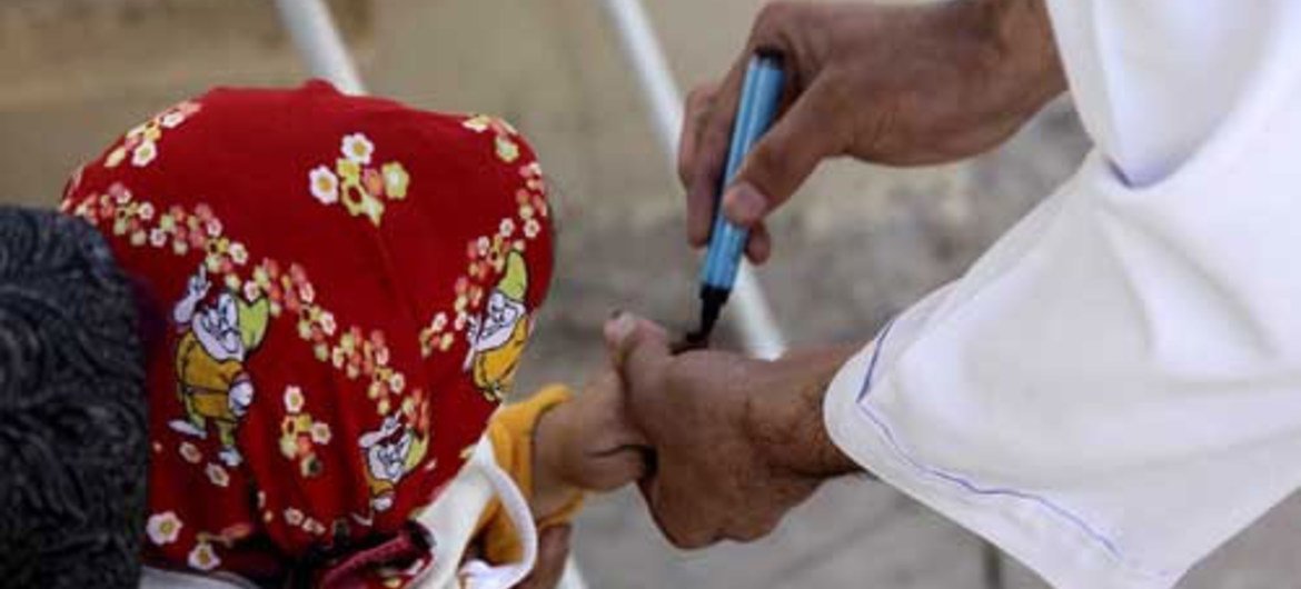 Une fillette afghane est vaccinée contre la poliomyélite dans la ville d'Herat, le 15 octobre 2012.