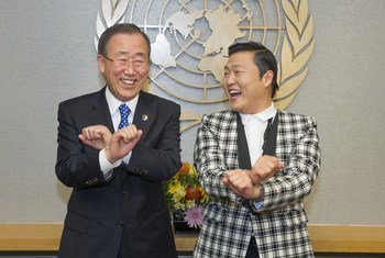 Secretary-General Ban Ki-moon (left) attempts one of the dance moves made famous by Psy (right), singer from the Republic of Korea, during their meeting.