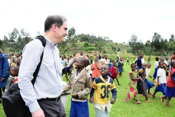 OCHA Operations Director John Ging with displaced children in North Kivu, DR of Congo, on 23 October 2012.