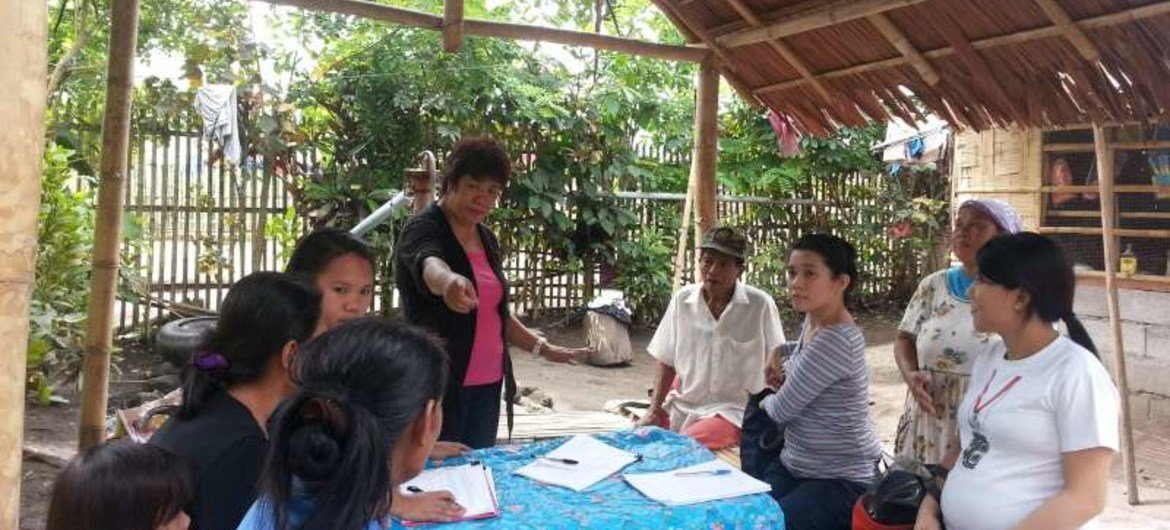 Des fonctionnaires philippins évaluent les besoins de protection de personnes en risque d'apatridie dans le village de Lapu, au sud de la région de Cotabato.