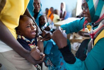 Un enfant est vacciné contre la méningite dans un centre communautaire du camp de personnes déplacées d'Al Neeml, dans le Darfour.
