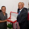 Le Président du Timor-Leste, Taur Matan Ruak (à gauche) remet un souvenir au Représentant permanent de l'Afrique du Sud auprès des Nations Unies et chef de la délégation du Conseil au Timor-Leste, Baso Sangqu.