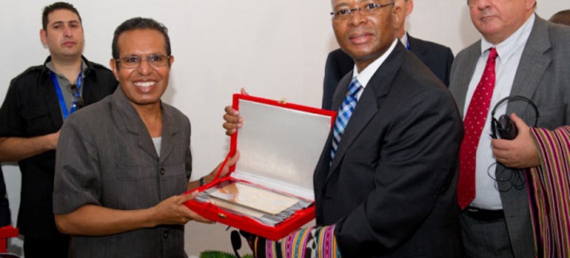 President of Timor-Leste Taur Matan Ruak (left) gives a souvenir to Amb. Baso Sangqu of South Africa, leader of a visiting Security Council delegation.