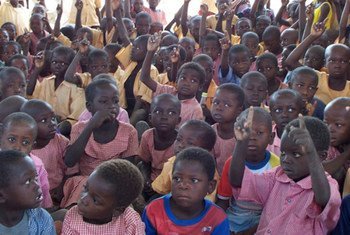 Des enfants participent à un atelier de sensibilisation aux dangers de la schistosomiase dans une école primaire de Bongo, au Ghana.