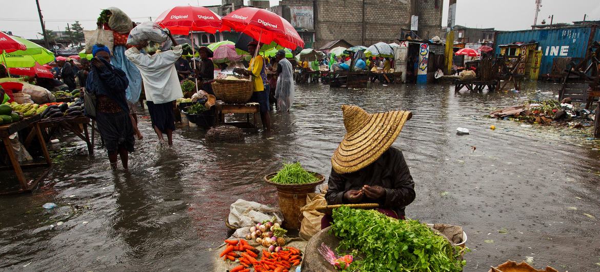 ہیٹی میں سمندری طوفان کے بعد پیدا ہونے والی سیلابی کیفیت میں ایک خاتون سبزی کا اپنا ٹھیلا لگائے کھڑی ہے۔