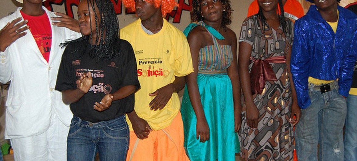 Angolan refugees and Brazilians present a play in a poor community in Rio de Janeiro.